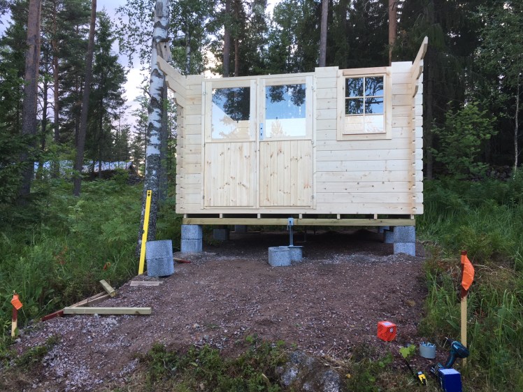 vierasmajan_ovet_ja_ikkunat_solahtivat_hyvin_rakenteeseen