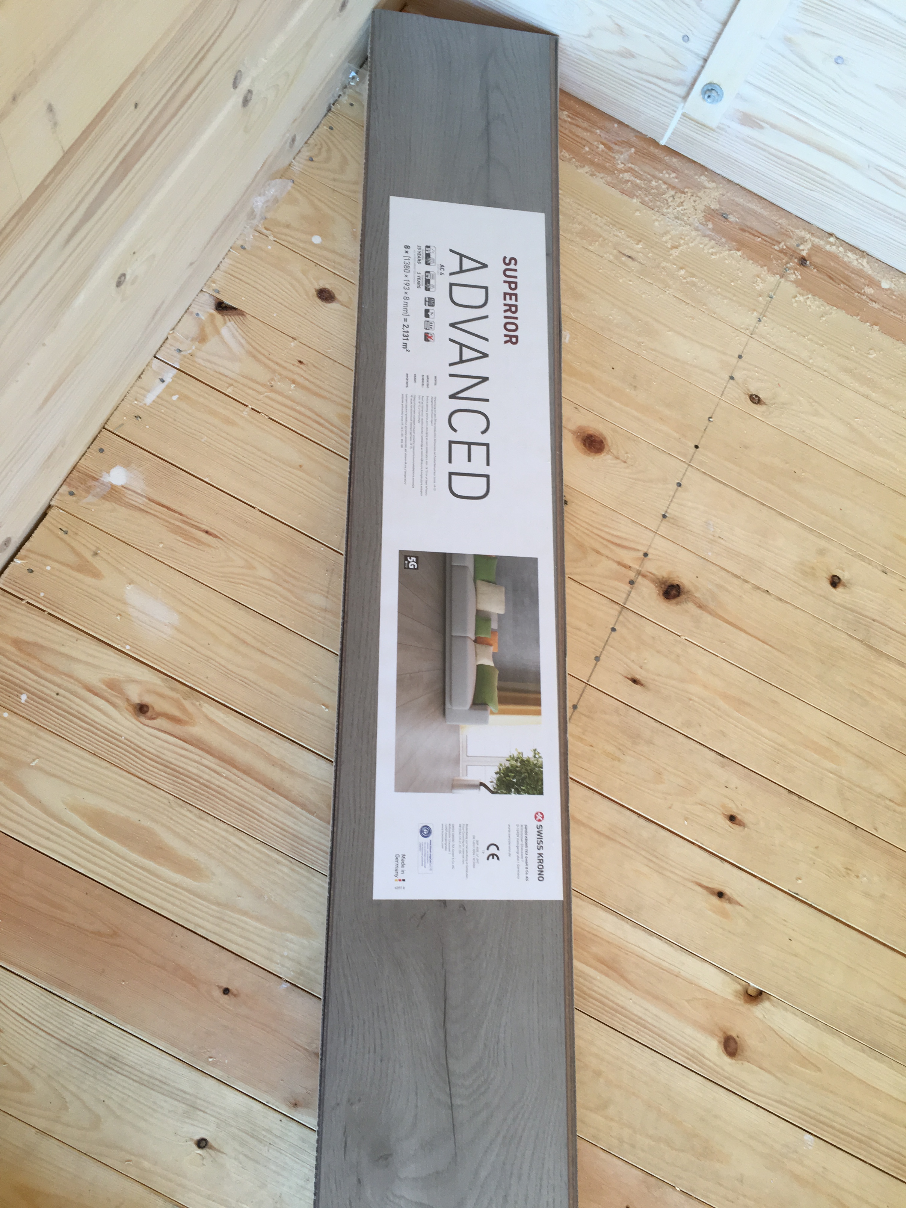 stuga_harmaa_laminaatti